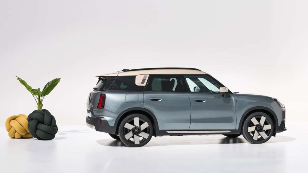 2024-Mini-Countryman-ALL4-by-AutomotiveWoman